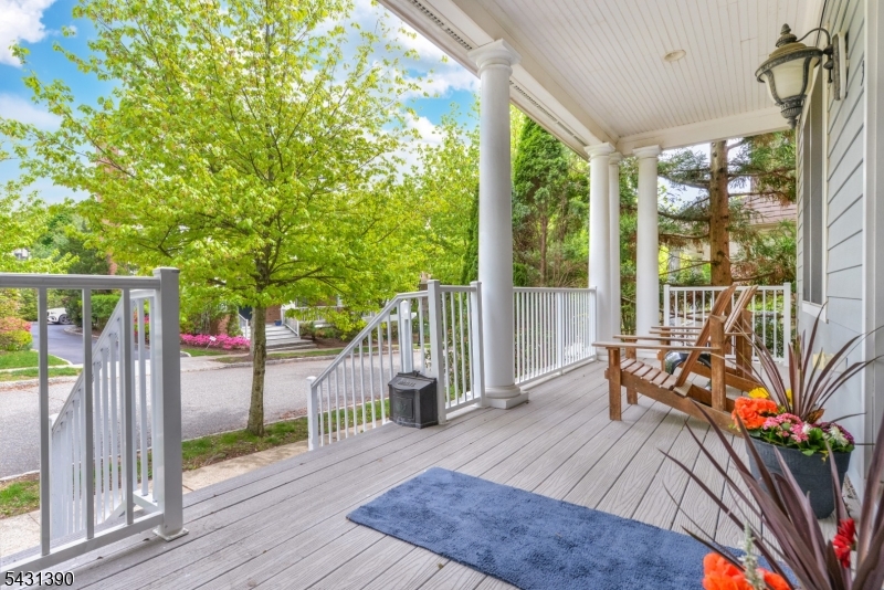 3 Christopher Ct Essex NJ 07042-4233