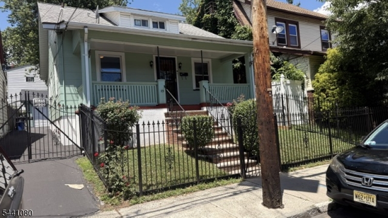 19 Mead St Essex NJ 07106-2506