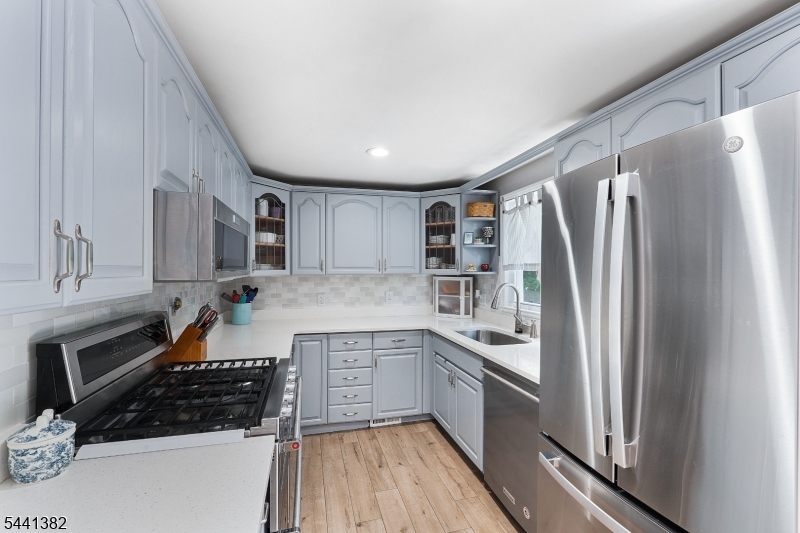 19 Glenview Dr Essex NJ 07052-1010