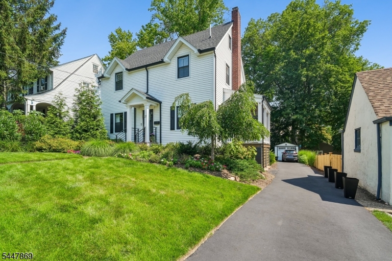 21 Evergreen Pl Essex NJ 07040-1022