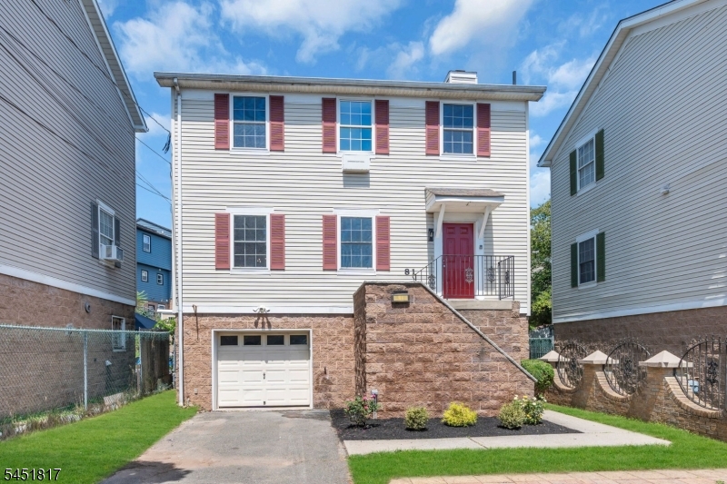 81 Crane St Essex NJ 07104-2542