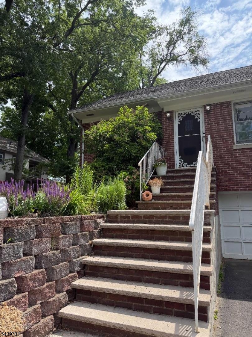 4 Suffolk Ave Essex NJ 07040-1713